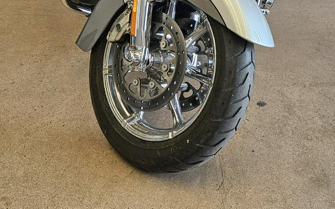 2016 CVO Road Glide Ultra FLTRUSE