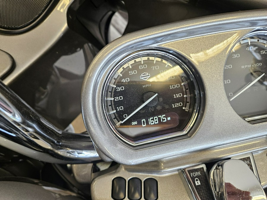 2016 CVO Road Glide Ultra FLTRUSE