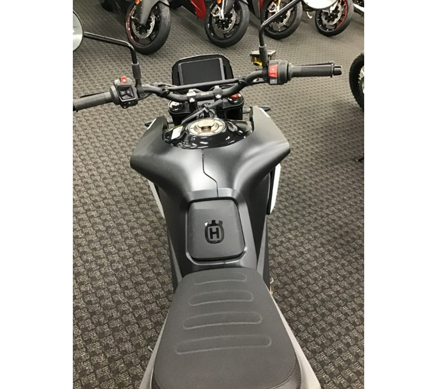 2025 Husqvarna Svartpilen 801