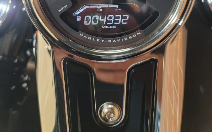 2018 Harley-Davidson® Sport Glide™ Vivid Black FLSB