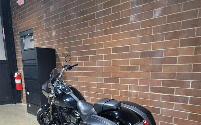 2018 Harley-Davidson® Sport Glide™ Vivid Black FLSB