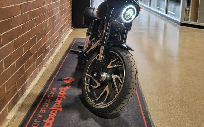 2018 Harley-Davidson® Sport Glide™ Vivid Black FLSB