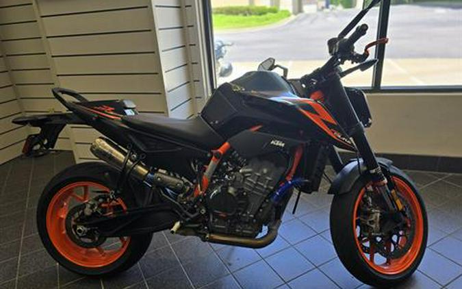 2022 KTM 890 Duke R