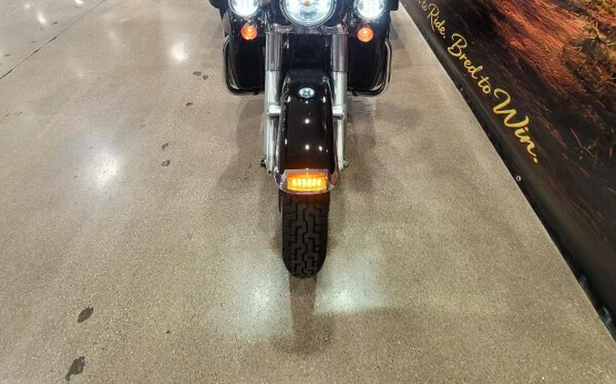 2017 Harley-Davidson® Tri Glide® Ultra Vivid Black FLHTCUTG
