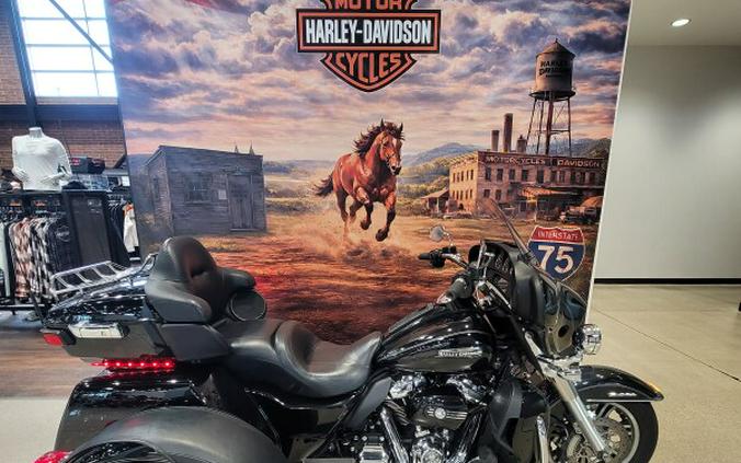 2017 Harley-Davidson® Tri Glide® Ultra Vivid Black FLHTCUTG