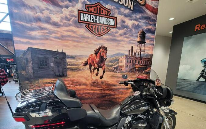 2017 Harley-Davidson® Tri Glide® Ultra Vivid Black FLHTCUTG