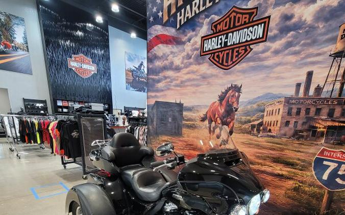 2017 Harley-Davidson® Tri Glide® Ultra Vivid Black FLHTCUTG