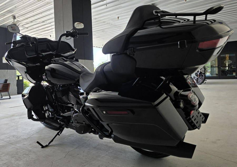 2026 Harley-Davidson® Road Glide Limited Vivid Black Black Trim