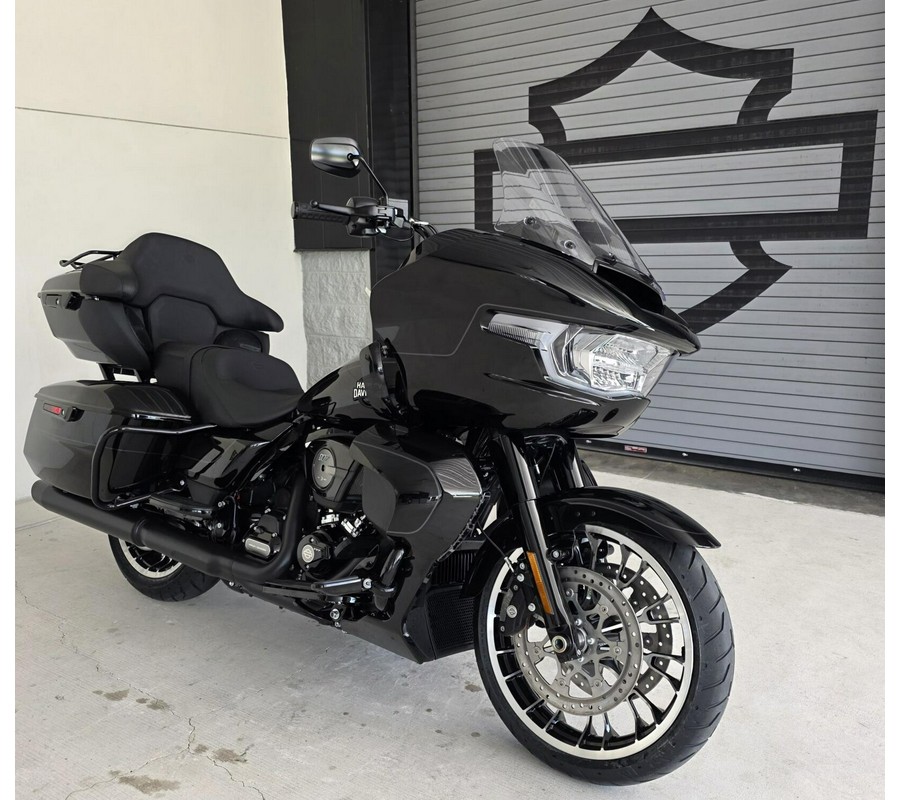 2026 Harley-Davidson® Road Glide Limited Vivid Black Black Trim