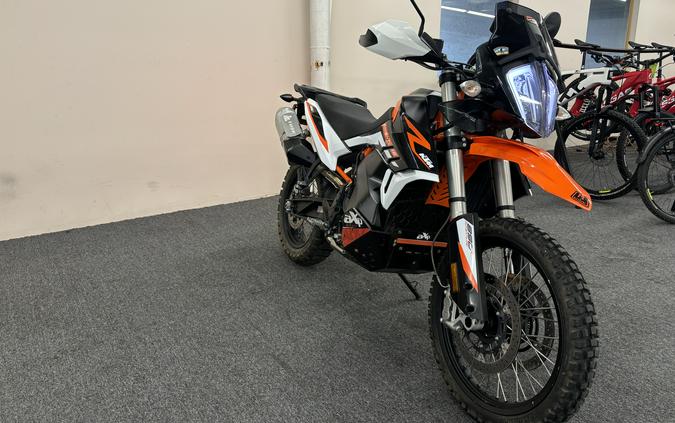 2021 KTM Adventure 890 R