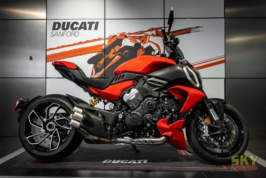 2023 Ducati Diavel V4 Ducati Red