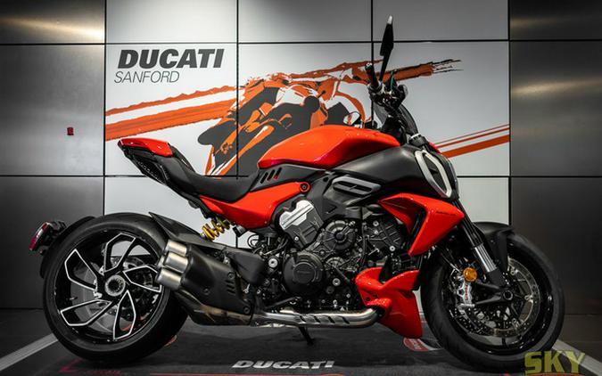 2023 Ducati Diavel V4 Ducati Red