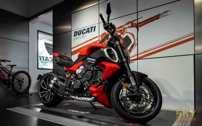 2023 Ducati Diavel V4 Ducati Red