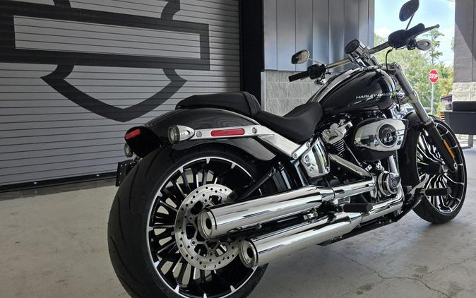 2026 Harley-Davidson® Breakout® Vivid Black Chrome Trim