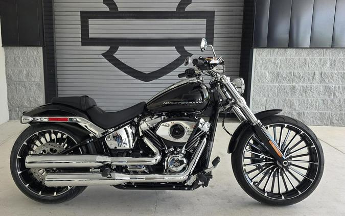 2026 Harley-Davidson® Breakout® Vivid Black Chrome Trim