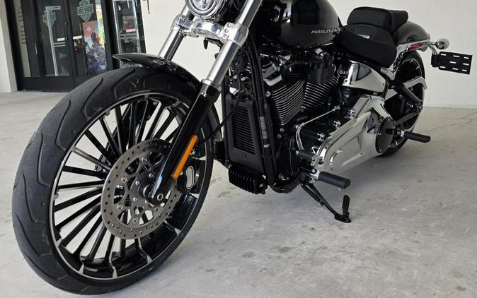2026 Harley-Davidson® Breakout® Vivid Black Chrome Trim