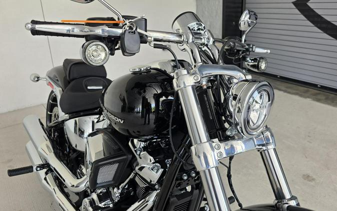 2026 Harley-Davidson® Breakout® Vivid Black Chrome Trim