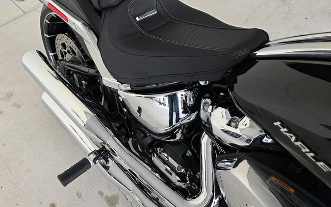 2026 Harley-Davidson® Breakout® Vivid Black Chrome Trim