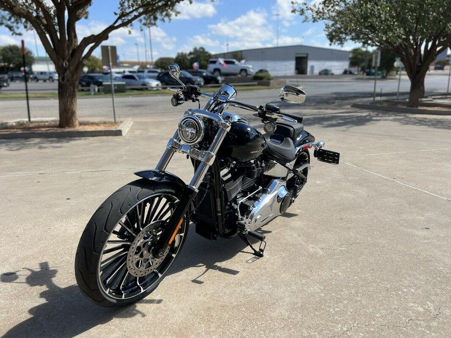 2025 Harley-Davidson® Breakout® Vivid Black