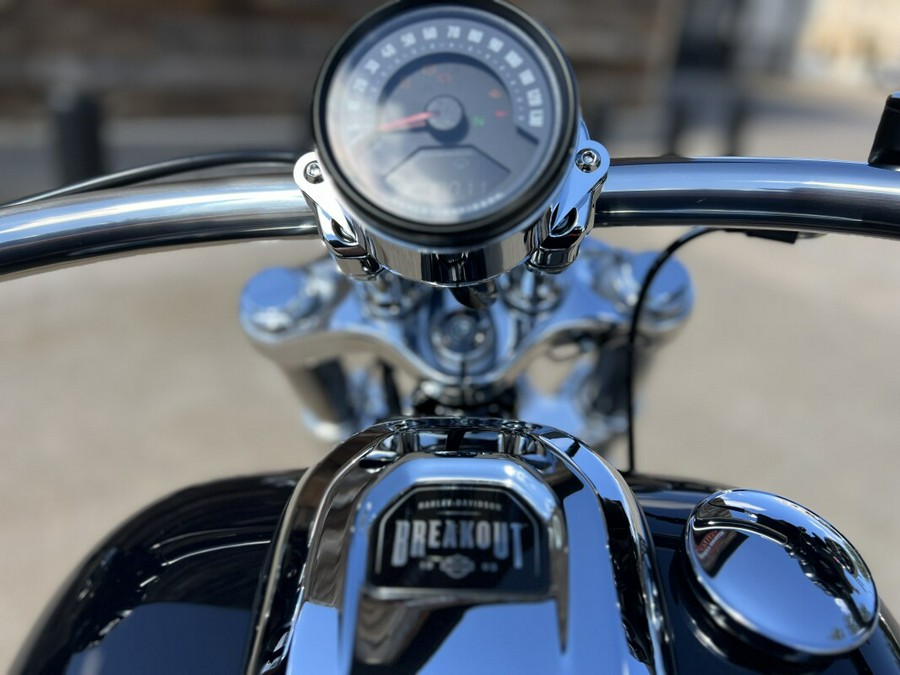 2025 Harley-Davidson® Breakout® Vivid Black