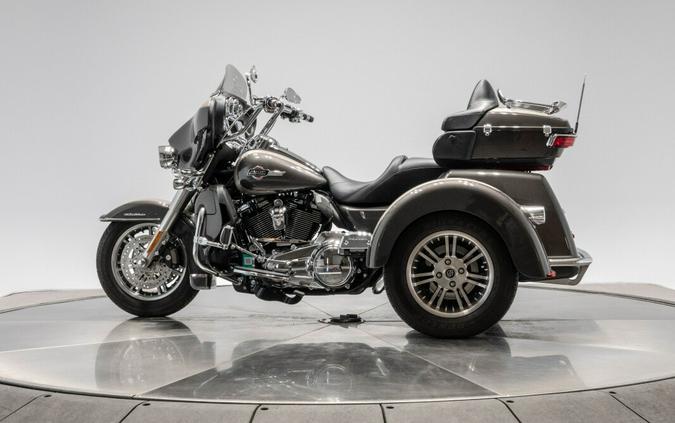 2023 Harley-Davidson FLHTCUTG Tri Glide Ultra in Gray Haze/Silver Fortune