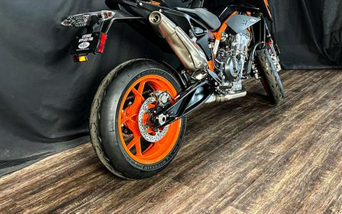 2023 KTM 890 Duke R