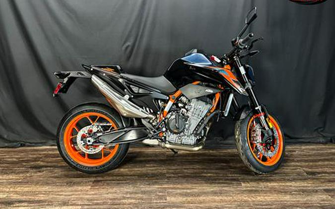 2023 KTM 890 Duke R