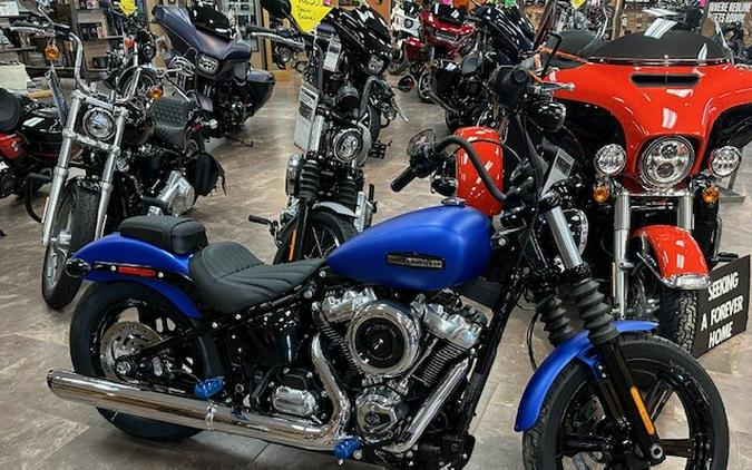 2026 Harley-Davidson® Street Bob® Aurora Blue Denim Chrome Cast Wheels