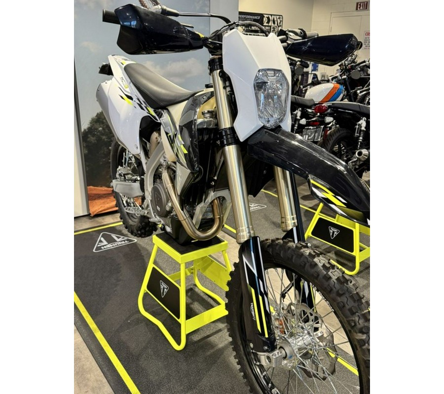 2026 Triumph TF 450-E Jet Black/Pure White