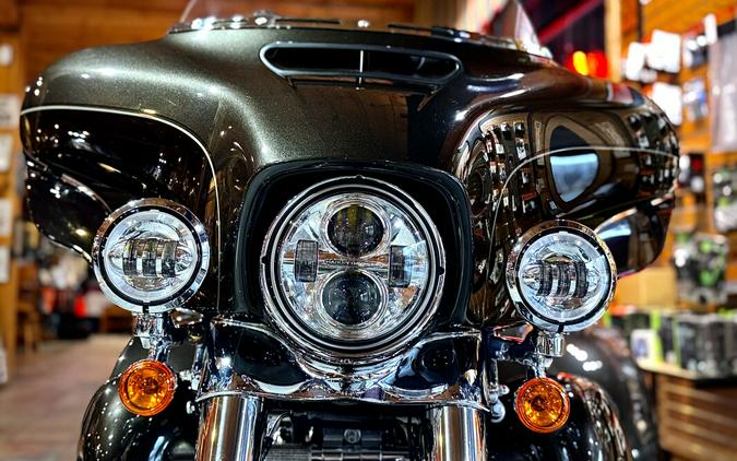 2020 Harley-Davidson® Tri Glide® Ultra River Rock Gray/Vivid Black