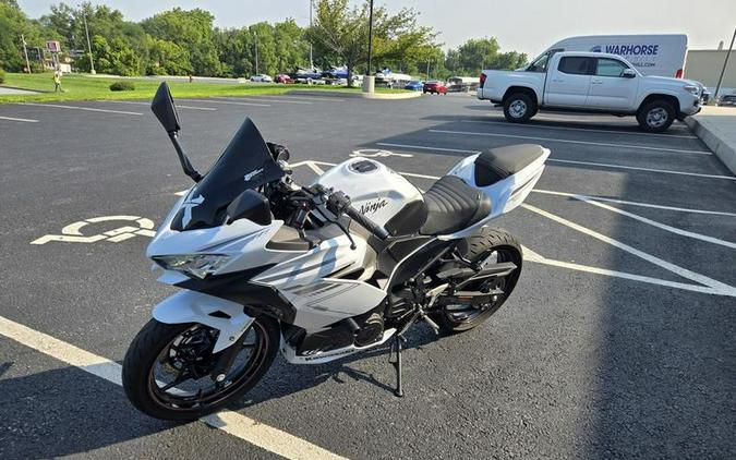 2023 Kawasaki Ninja® 400 ABS Pearl Blizzard White/Metallic Carbon Gray