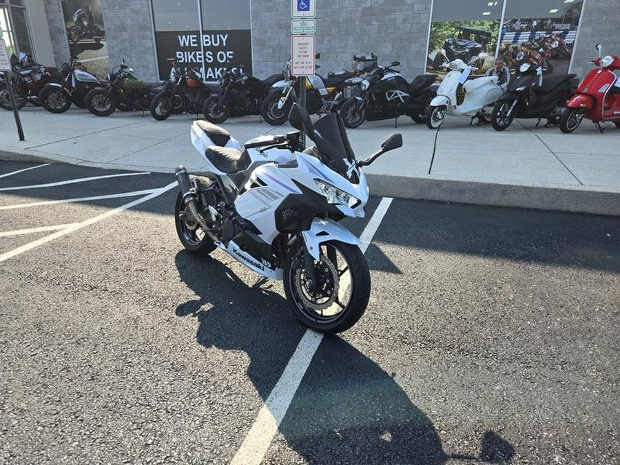 2023 Kawasaki Ninja® 400 ABS Pearl Blizzard White/Metallic Carbon Gray