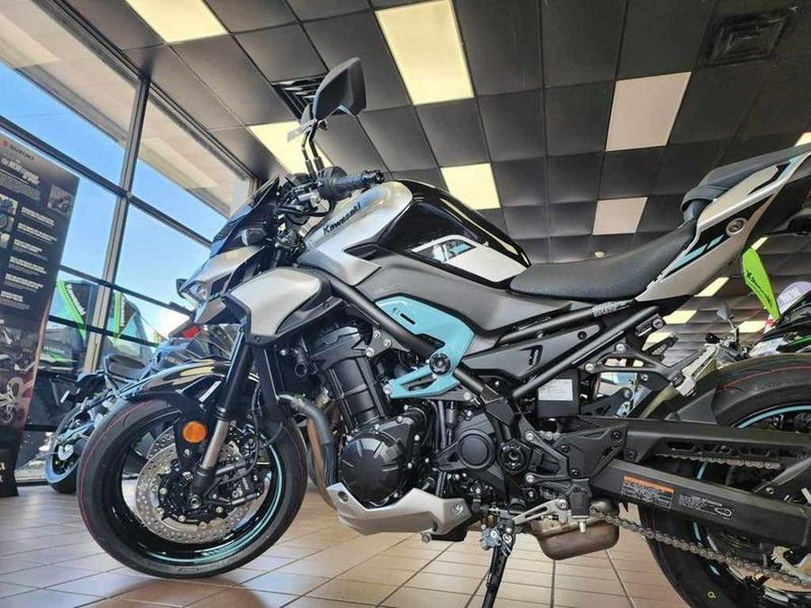 2025 Kawasaki Z900 ABS Galaxy Silver/Metallic Spark Black
