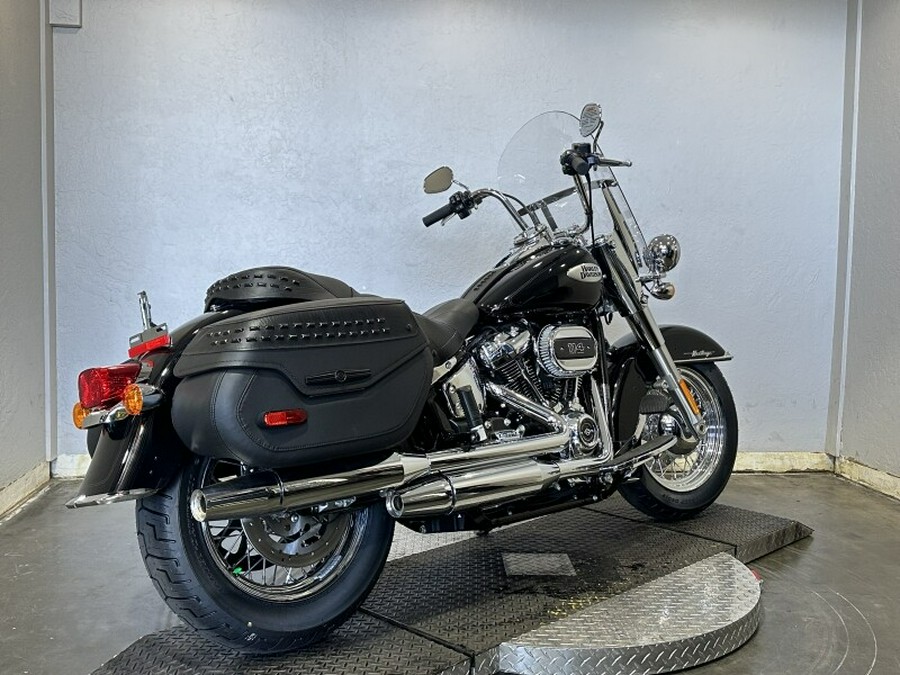 Harley-Davidson Heritage Classic 2024 FLHCS 84452870 VIVID BLACK W/ PINSTRIPE