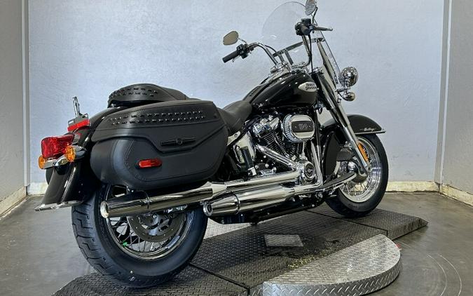 Harley-Davidson Heritage Classic 2024 FLHCS 84452870 VIVID BLACK W/ PINSTRIPE