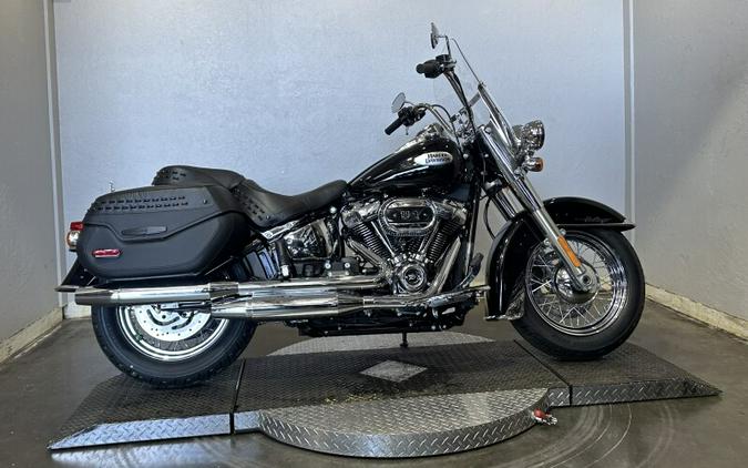 Harley-Davidson Heritage Classic 2024 FLHCS 84452870 VIVID BLACK W/ PINSTRIPE