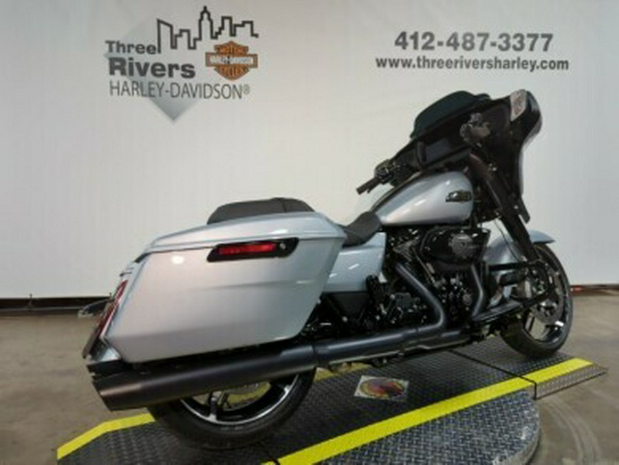 2024 Harley-Davidson® Road Glide® Atlas Silver Metallic – Black Finish