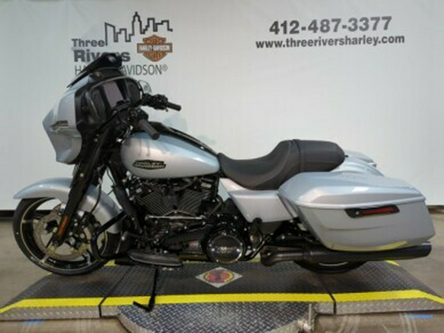 2024 Harley-Davidson® Road Glide® Atlas Silver Metallic – Black Finish