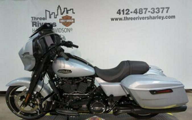 2024 Harley-Davidson® Road Glide® Atlas Silver Metallic – Black Finish