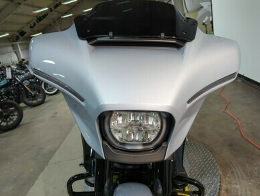 2024 Harley-Davidson® Road Glide® Atlas Silver Metallic – Black Finish