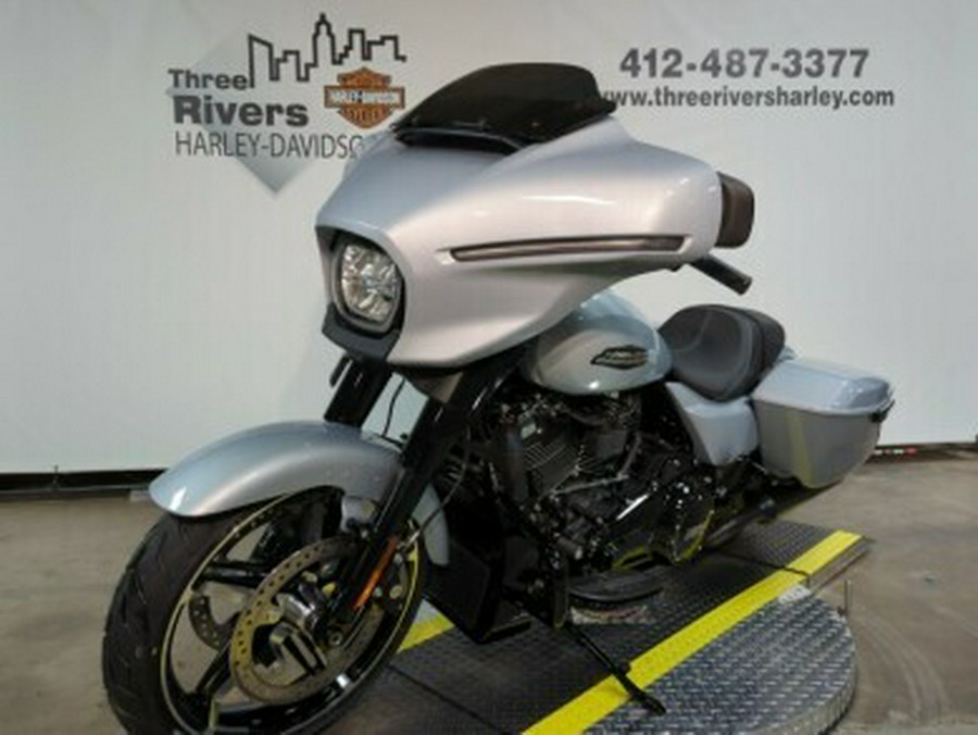 2024 Harley-Davidson® Road Glide® Atlas Silver Metallic – Black Finish