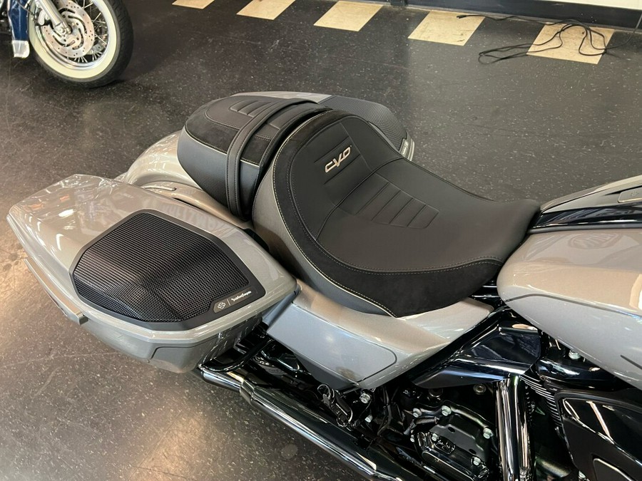 2023 Harley-Davidson CVO™ Street Glide Dark Platinum w/ Pinstripe FLHXSE