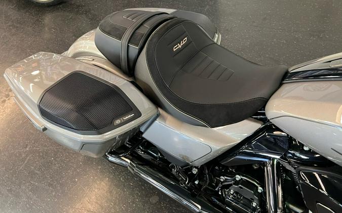 2023 Harley-Davidson CVO™ Street Glide Dark Platinum w/ Pinstripe FLHXSE