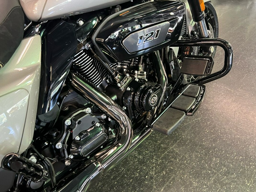 2023 Harley-Davidson CVO™ Street Glide Dark Platinum w/ Pinstripe FLHXSE