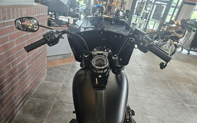 2026 Harley-Davidson® FLHD - Deadwood™