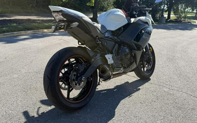 2023 Kawasaki Ninja® 650 Pearl Robotic White/Metallic Matte Graystone