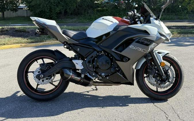 2023 Kawasaki Ninja® 650 Pearl Robotic White/Metallic Matte Graystone