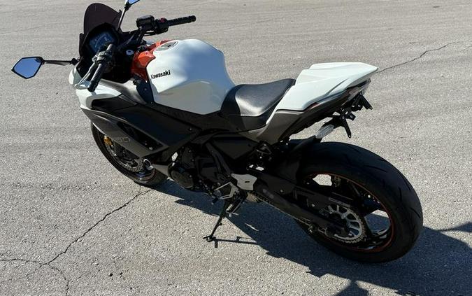 2023 Kawasaki Ninja® 650 Pearl Robotic White/Metallic Matte Graystone