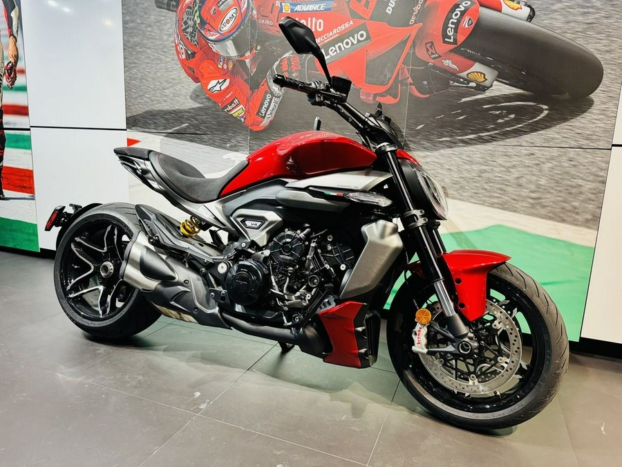 2026 Ducati XDiavel V4 Burning Red