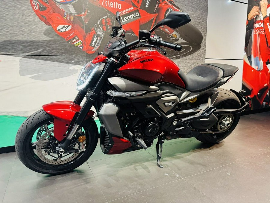 2026 Ducati XDiavel V4 Burning Red